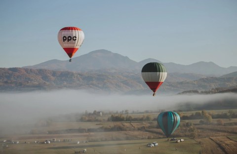 baloane cu aer cald deasupra unor zone deluroase